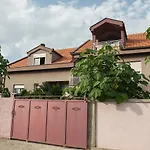 Q Beds,rooms And אכסניה פודגוריצה