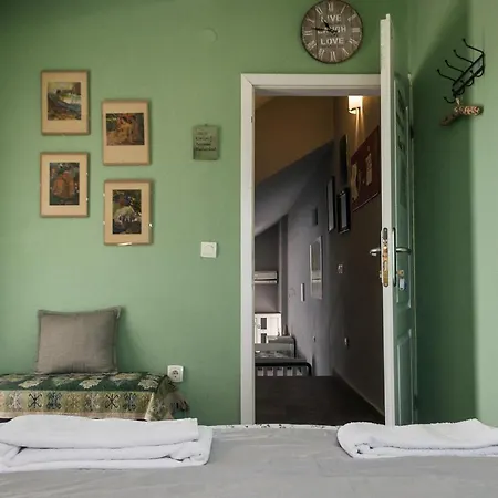 Q Beds,rooms And Friends Hostal *