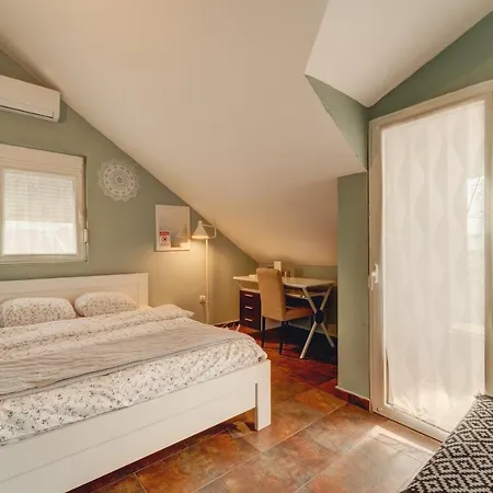 Hostel Q Beds,rooms And *