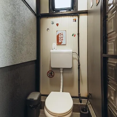 Hostel Q Beds,rooms And *