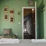 Q Beds,rooms And Friends Albergue *