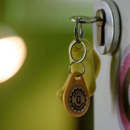 Q Beds,rooms And Hostel