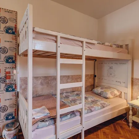 Q Beds,rooms And Friends *