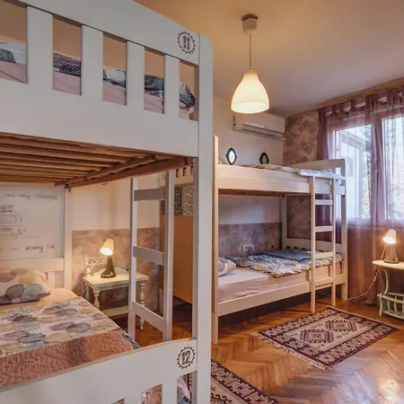 Q Beds,rooms And Хостел