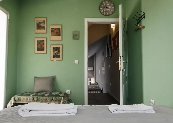 Q Beds,rooms And Hostel *