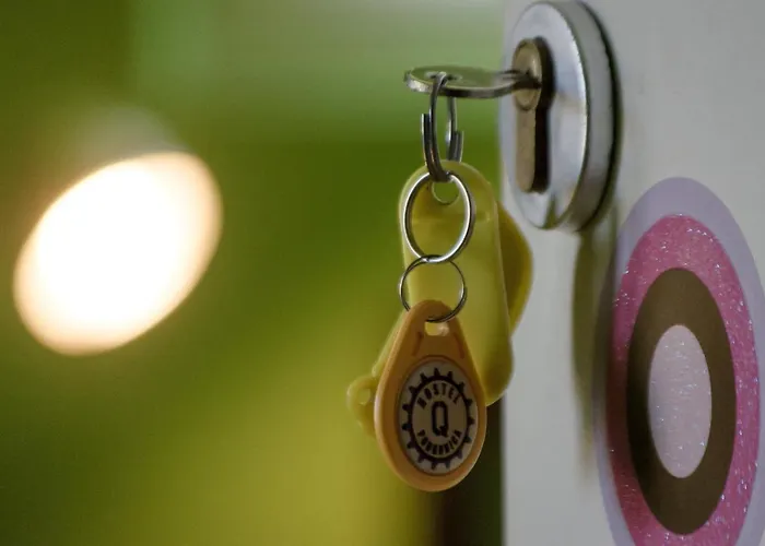 Q Beds,rooms And Hostel