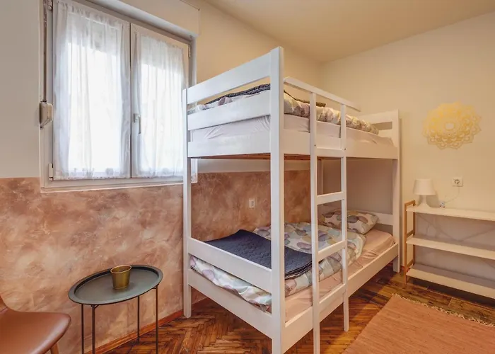 Hostel Q Beds,rooms And Podgorica