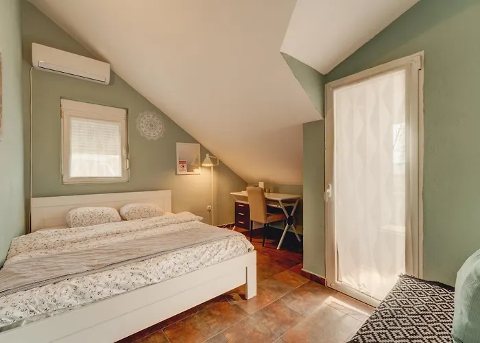 Hostel Q Beds,rooms And *