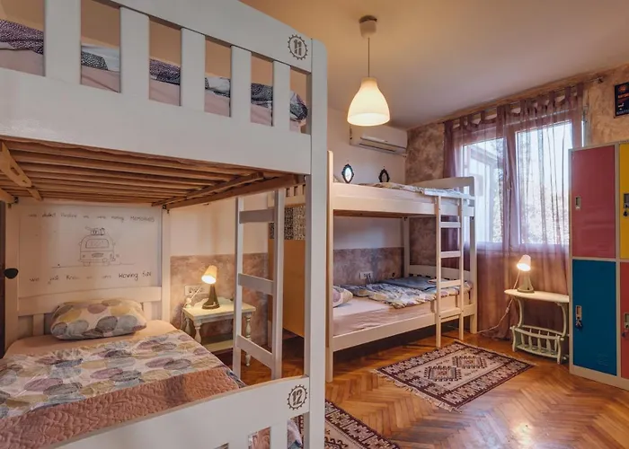 Q Beds,rooms And Hostel