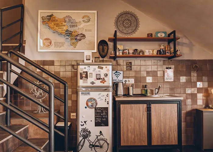 Q Beds,rooms And Hostel