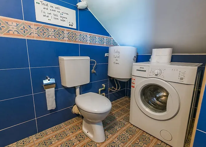 Q Beds,rooms And Hostel